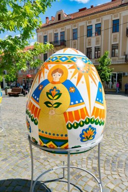 У центральній частині Ужгорода встановили великі писанки – 08
