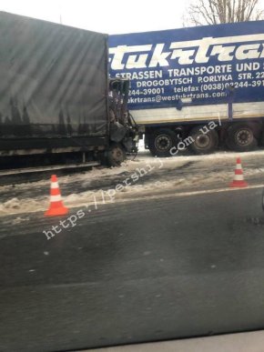 В Ужгороді на об’їзній зіткнулися вантажівки – 01