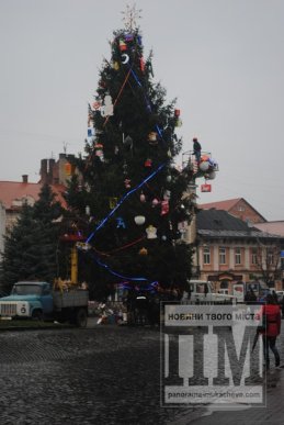 У Мукачеві повним ходом прикрашають ялинку (ФОТО) – 01