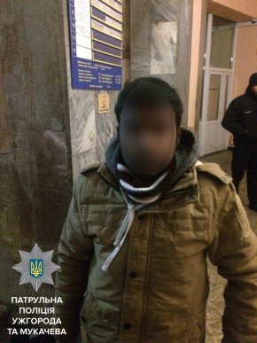 Мукачівські патрульні затримали нетверезого водія, який перевозив нелегалів без жодних документів – 02