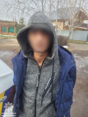 На вулицях Ужгорода і Мукачева виявили кількох чоловіків, у яких були наркотики – 02