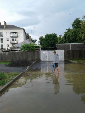 Негода створила у Мукачеві водні атракціони для дітей – 10