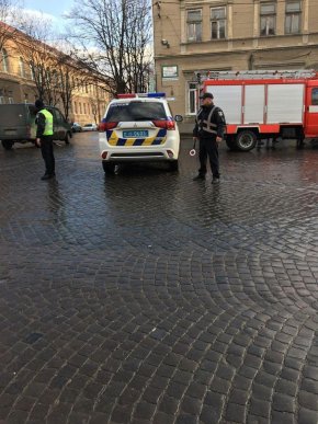Біля одного із пам’ятників у Берегові виявили підозрілі коробки. Правоохоронці очепили площу та провели перевірку – 01