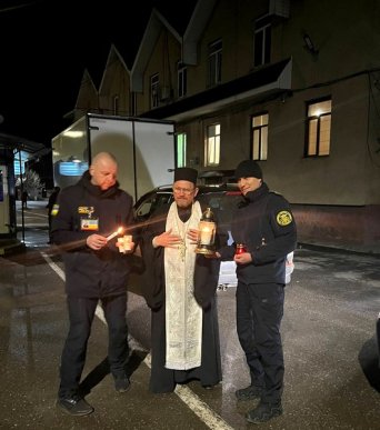 В Україну прибув Благодатний вогонь з Єрусалима – 05