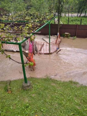 Зруйновано 4 мости, підтоплено 40 дворогосподарств: негода накоїла лиха у селі на Іршавщині – 21