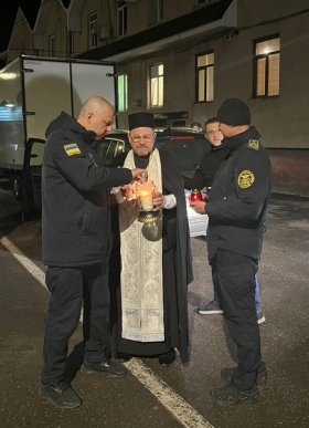 В Україну прибув Благодатний вогонь з Єрусалима – 02