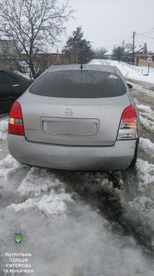 У передмісті Ужгорода зіткнулись іномарки "Мерседес" та "Ніссан" – 02