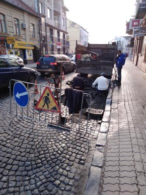 У Мукачеві триває ремонт дорожнього покриття вулиць – 01