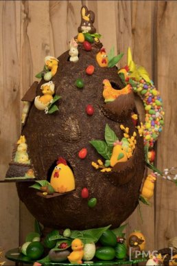 У Мукачеві відкрили виставку велетенських шоколадних писанок – 11