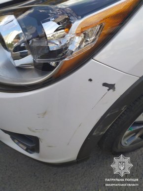 Патрульні розшукують особу, яка пошкодила автомобіль Mazda – 02