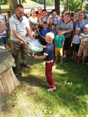 В рамках благодійної акції до Дня знань нові ранці отримали близько 3800 першокласників Тячівщини та Рахівщини – 04 В рамках благодійної акції до Дня знань нові ранці отримали близько 3800 першокласників Тячівщини та Рахівщини – 04