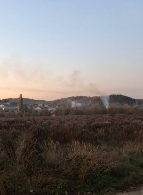 Практично всі села у їдкому диму: на Закарпатті люди масово спалюють сухе листя – 02 Практично всі села у їдкому диму: на Закарпатті люди масово спалюють сухе листя – 02
