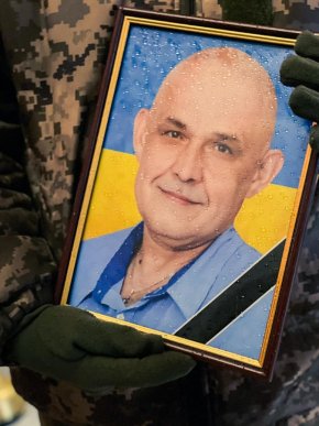 У Мукачеві провели в останню дорогу 57-річного Героя – 01 У Мукачеві провели в останню дорогу 57-річного Героя – 01