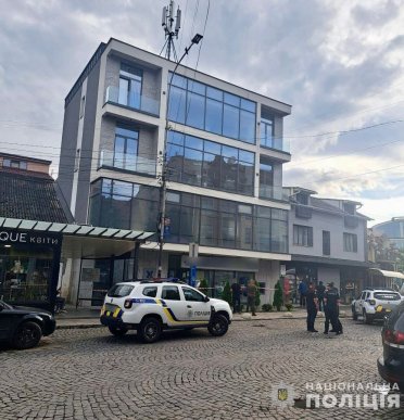 Переполох в одному з банків Ужгорода: чоловік заявив, що в нього в сумці вибухівка – 01