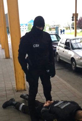 На Закарпатті СБУ затримала прикордонника-хабарника, який сприяв контрабанді сигарет – 02