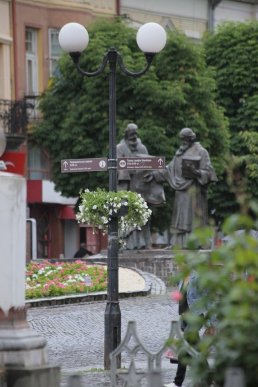 У центрі Мукачева комунальники встановлюють кашпо – 04