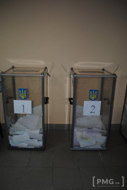 Студенти УжНУ стоять у чергах, аби проголосувати – 09