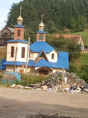 Вже і Бога не бояться, — мешканців краю обурили купи сміття на фоні церкви – 03