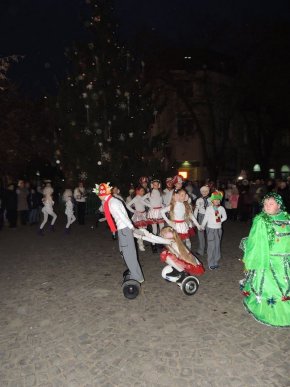 У Берегові урочисто засяяла новорічна ялинка та відкрилась ковзанка – 07