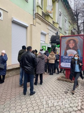 Черги на АЗС і біля банкоматів: що відбувається в Мукачеві після оголошення воєнного стану – 02