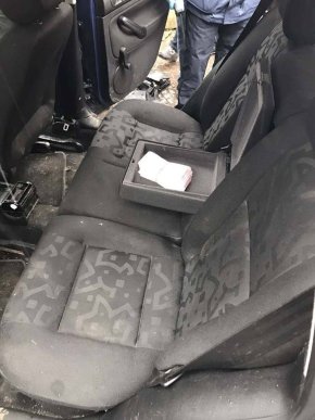 Біля прокуратури Закарпаття затримано поліцейського, який отримував хабар у розмірі 2 тисяч доларів – 03 Біля прокуратури Закарпаття затримано поліцейського, який отримував хабар у розмірі 2 тисяч доларів – 03