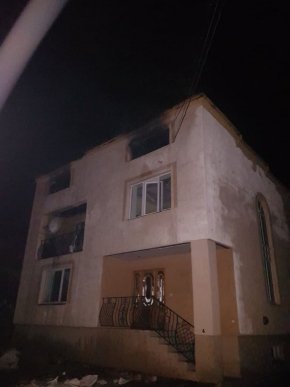 Пожежа у селі Кушниця: загорівся будинок, в якому спали жінка з дітьми – 01