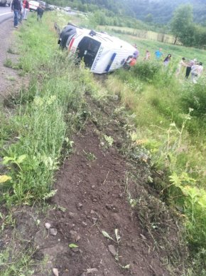 Ранкова ДТП: "швидка" вилетіла з дороги – 04