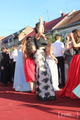 Мукачівські випускники станцювали прощальний вальс у центрі міста – 14