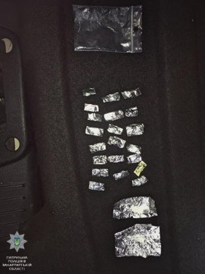У Мукачеві в двох чоловіків знайшли 40 згортків із наркотиками – 04