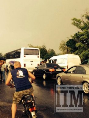 Вчора у селі Гать, зі сторони Мукачева, жінки перекрили дорогу (ФОТО, ВІДЕО) – 03