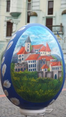 У центрі Мукачева проводять виставку макетів великих писанок – 10