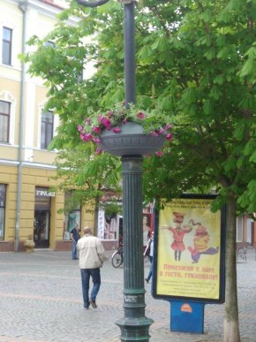 На міських світильниках Мукачева комунальники почали встановлювати вазони з квітами – 04