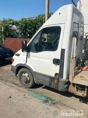 Чоловік потрощив два автомобілі своїй сусідці: подробиці та фото – 01 Чоловік потрощив два автомобілі своїй сусідці: подробиці та фото – 01