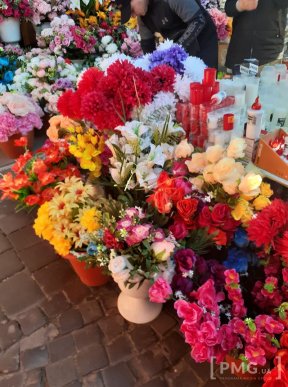 Закарпатці готуються до 1 листопада: скільки коштують вінки, квіти та свічки цього року – 03