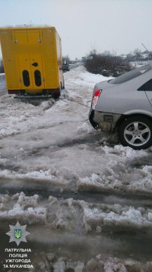 У передмісті Ужгорода зіткнулись іномарки "Мерседес" та "Ніссан" – 01