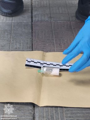 Патрульні затримали чоловіка, який підозріло себе поводив – 02