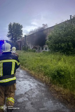 На Закарпатті горіло підприємство – 03