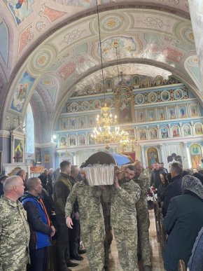 Люди стояли на колінах: на Закарпатті поховали загиблого Героя – 03