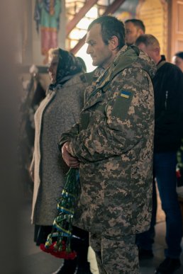 У Мукачеві попрощалися з полеглим військовим Валерієм Сідором – 02