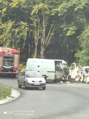 Автотроща на Закарпатті: зіткнулися мікроавтобуси – 03