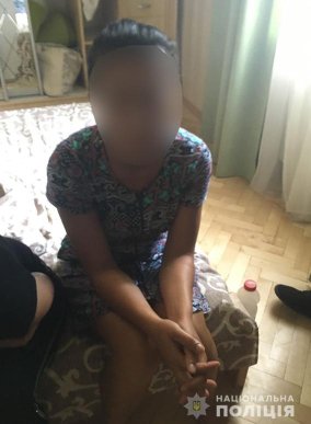 Поліцейські "кришували" вокзальних злодійок, а ті ділились половиною награбованого – 02