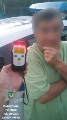 В Ужгороді п’яний водій тікав на своєму авто від поліції, але врізався у джип – 02