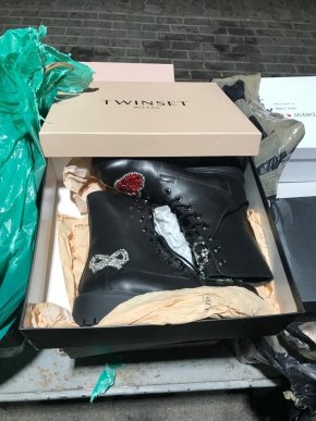 Закарпатські митники вилучили понад 60 пар брендового взуття – 07 Закарпатські митники вилучили понад 60 пар брендового взуття – 07