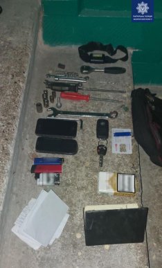 Невідомий розбив скло на машині та викрав звідти речі – 02