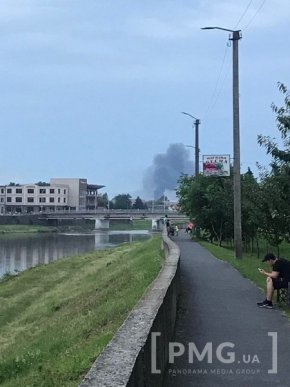 Вечірня пожежа у Мукачеві: клуби диму видно із різних частин міста – 01