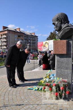 У день 200-річчя від дня народження Тараса Шевченка, мукачівці вшановували його пам’ять (ФОТО) – 16