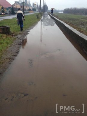 Окремі вулиці, тротуари та частина набережної Мукачева – у воді. Люди не приховують обурення – 06 Окремі вулиці, тротуари та частина набережної Мукачева – у воді. Люди не приховують обурення – 06