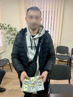 Чоловік проник у чужий будинок та викрав звідти майже 30 тисяч доларів – 01