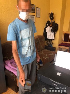 Камери зафіксували крадіжку на "Зеленому ринку" у Мукачеві – 02