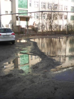 Мукачівців обурив стан автомобільної стоянки біля ЦРЛ – 03